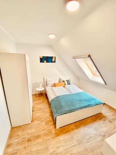 1 dormitorio con 1 cama y tragaluz en Lemon Premium Apartment, en Szeged