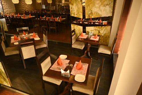 an overhead view of a restaurant with tables and chairs at Regency Square Hotel in Gwalior