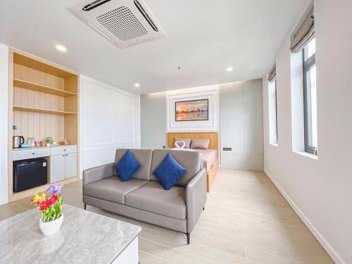 - un salon avec un canapé et une table dans l'établissement Lam's Beach Homestay, à Phan Thiết