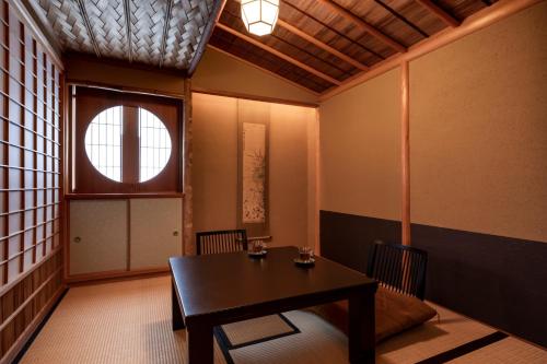 京都的住宿－Rinn Gion Hanatouro，一间带桌子和窗户的用餐室
