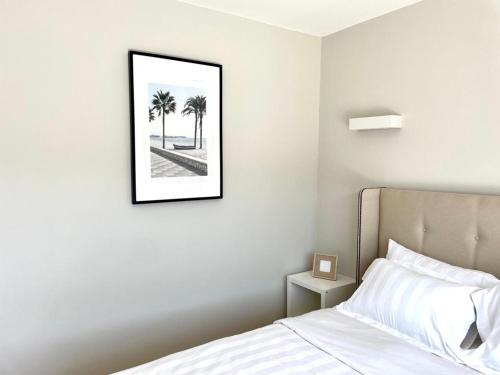 a bedroom with a bed and a picture on the wall at Serenity in Eşelniţa