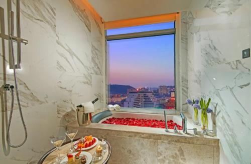 baño con bañera y ventana en Wen Ling International Hotel en Wenling