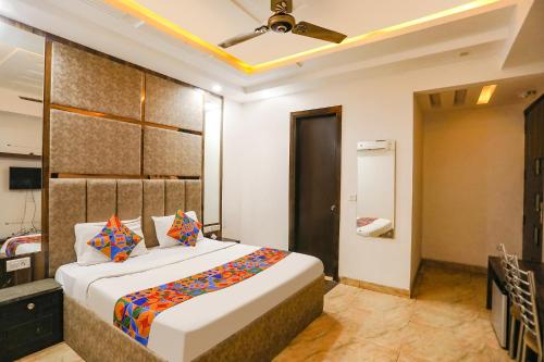 um quarto com uma cama grande num quarto em FabHotel Royal Mirage I em Nova Deli