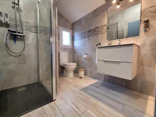 茹瓦尼的住宿－Appartements Charles de Gaulle，带淋浴、盥洗盆和卫生间的浴室