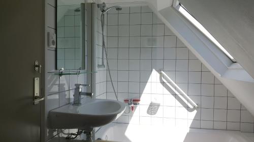 uma casa de banho com um lavatório e um espelho em Vakantiewoning Deend em Laren