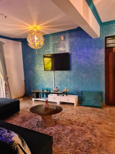 TV a/nebo společenská místnost v ubytování Karibuni palace mtwapa