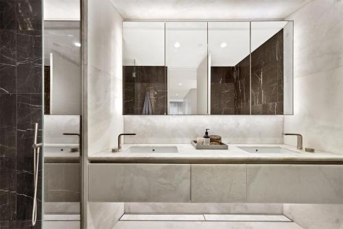 bagno con lavandino e specchio di HARR85TR - Harrington on the Harbour a Sydney