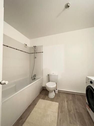 Bilik mandi di Cosy house à 6 min du RER A et PSA