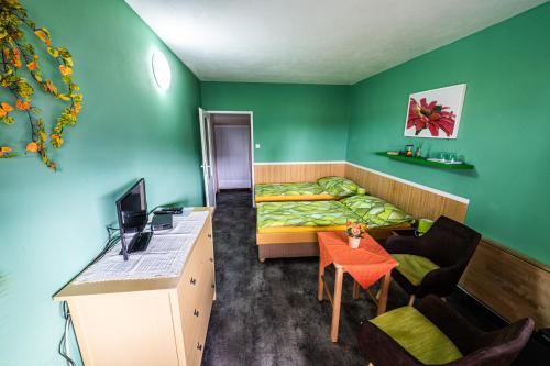 Cette petite chambre comprend un lit, un bureau et un ordinateur. dans l'établissement Penzion U Tulaka, à Dobřichovice