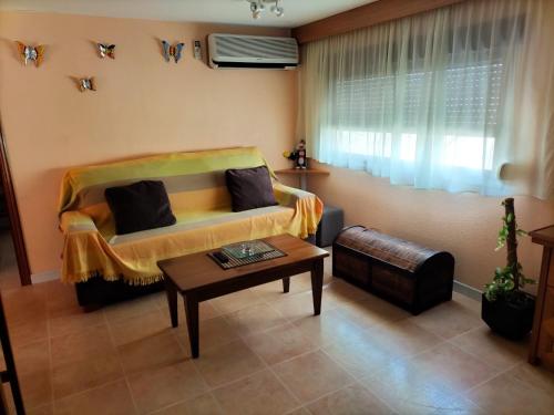 ein Wohnzimmer mit einem Sofa und einem Tisch in der Unterkunft ALOJAMIENTO RURAL CEREZO in Murcia
