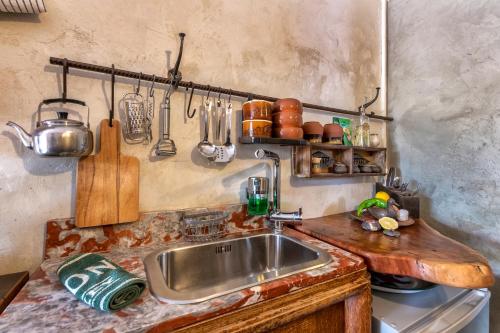 a kitchen with a sink and a counter top at הבית החום בערבה יחידה זוגית in Sappir