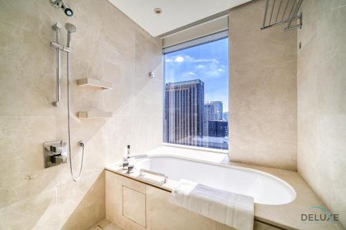Koupelna v ubytování Charming Studio at The Address Residences Dubai Marina by Deluxe Holiday Homes