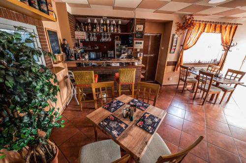 un restaurante con mesas y sillas y un bar en Penzion U Tulaka, en Dobřichovice