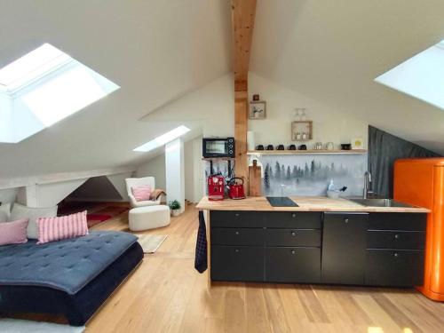 a room with a bed and a kitchen in a loft at Haus Grünfels ApARTment in Murau