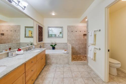 Un baño con bañera, lavabo e inodoro. en Mauna Lani Fairways #204, en Waikoloa