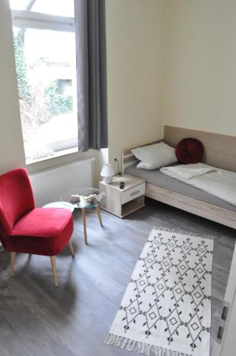 エアフルトにあるElisaBett Erfurt - Eine Wohnung bis 6 Personen - 4 Schlafzimmer und 2 Bäderのベッドルーム1室(ベッド1台、椅子、テーブル付)