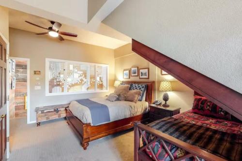 um quarto com uma cama grande e uma escada em Snowmass Village, 2 Bedroom at Chamonix Ski-in Ski-out em Snowmass Village