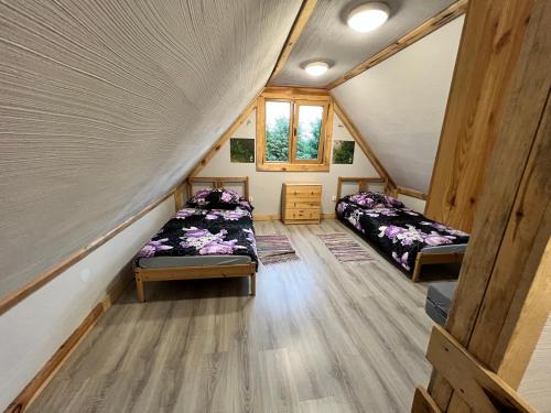ein Zimmer mit 2 Betten in einem winzigen Haus in der Unterkunft Domki Pszczółka in Krasnobród
