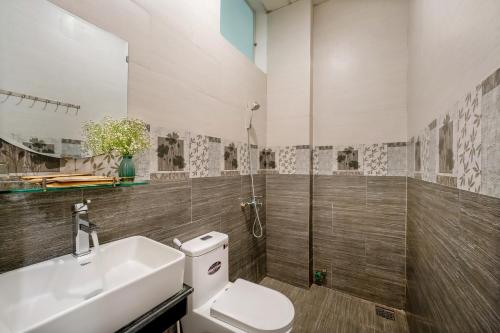 W łazience znajduje się toaleta, umywalka i prysznic. w obiekcie Sam Sam Homestay w Hoi An