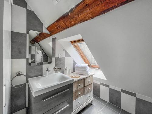 ein Bad mit einem Waschbecken und einem Fenster in der Unterkunft Loft apartment in the Castle Château du Châtelard in Montreux
