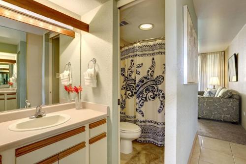 La salle de bains est pourvue de toilettes et d'un lavabo. dans l'établissement Paki Maui 313, à Kahana
