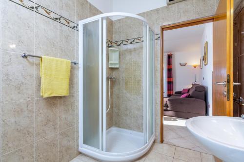een badkamer met een douche en een wastafel bij Apartments with a parking space Medulin - 7495 in Medulin