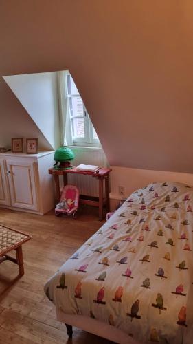 une chambre avec un lit dans un grenier dans l'établissement Gîte familial au calme au coeur du Périgord Vert, à Jumilhac-le-Grand