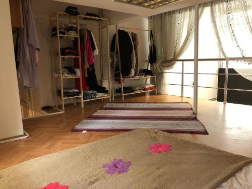 Cette chambre dispose de 3 tapis au sol et d'un placard. dans l'établissement • Beachside Flat Entrance Flat With Mezzanine Floor ~~ Asma Katlı Sahil Yanı Düz Giriş Daire •, à Istanbul