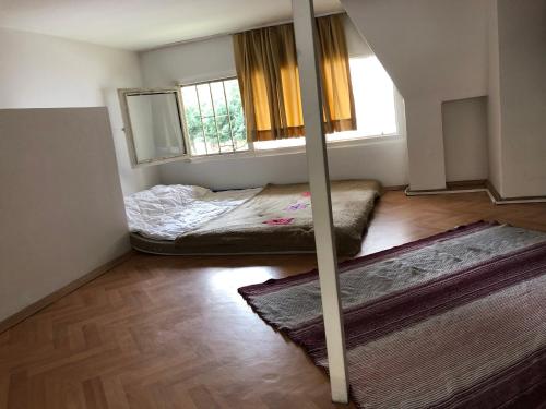 Cette chambre comprend 2 lits et une fenêtre. dans l'établissement • Beachside Flat Entrance Flat With Mezzanine Floor ~~ Asma Katlı Sahil Yanı Düz Giriş Daire •, à Istanbul