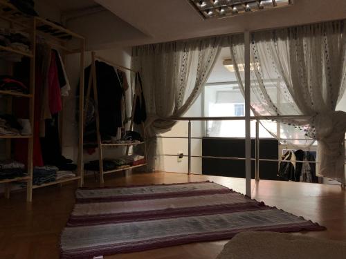 Cette chambre dispose d'un placard avec un grand tapis. dans l'établissement • Beachside Flat Entrance Flat With Mezzanine Floor ~~ Asma Katlı Sahil Yanı Düz Giriş Daire •, à Istanbul