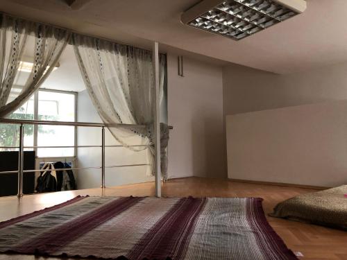 - une chambre avec un grand lit et une grande fenêtre dans l'établissement • Beachside Flat Entrance Flat With Mezzanine Floor ~~ Asma Katlı Sahil Yanı Düz Giriş Daire •, à Istanbul