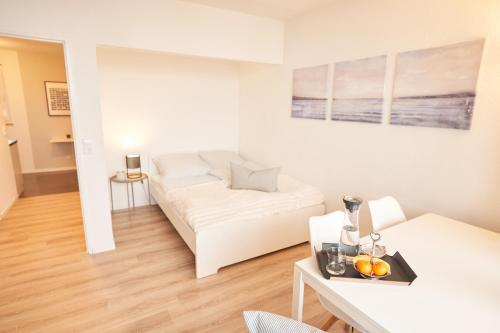 Postel nebo postele na pokoji v ubytování Gemütliches und helles Studio Apartment mit Balkon, Badewanne, WLAN, Parkplatz