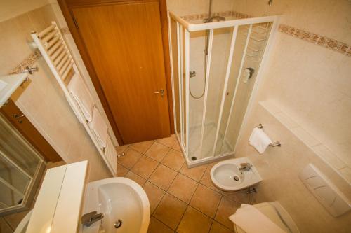 A bathroom at Albergo Lario