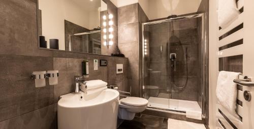 een badkamer met een toilet, een douche en een wastafel bij Hotel Luise in Bad Bergzabern
