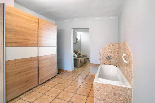 uma casa de banho com banheira num quarto em Montemar 2 em Moya