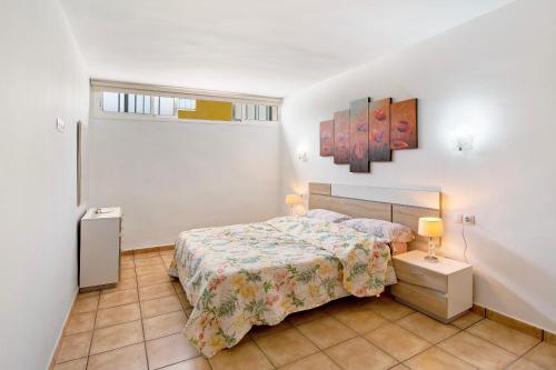 um pequeno quarto com uma cama e uma janela em Montemar 2 em Moya