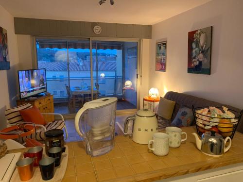 une cuisine avec un comptoir avec un mixeur dessus dans l'établissement Confort absolu à Sanary, l'appart de la mer, tout à pied, le port, la plage, clim et garage, à Sanary-sur-Mer