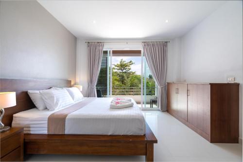 Un dormitorio con una cama grande y una ventana en 2Br Seaview Apartment, Long Beach, Lanta Sport Resort 205, en Ko Lanta