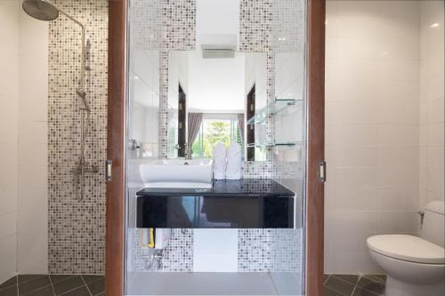 un baño con lavabo y espejo en 2Br Seaview Apartment, Long Beach, Lanta Sport Resort 205, en Ko Lanta