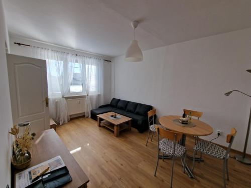 sala de estar con sofá negro y mesa en Apartment Šimon II., en Františkovy Lázně