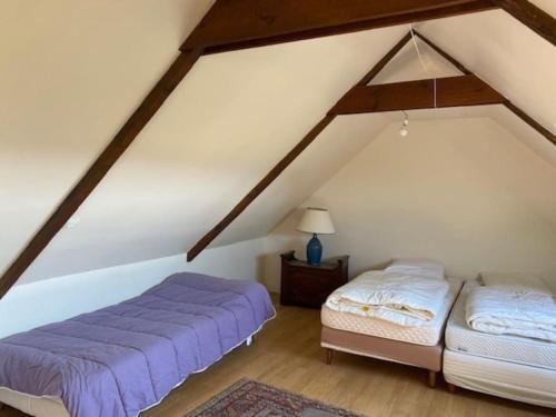 2 camas en una habitación con ático en Maison vue mer et accès plage à pied, en Clohars-Carnoët