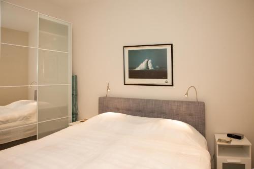 1 dormitorio con 1 cama y una foto en la pared en Ferienwohnung Teldec, en Nortorf