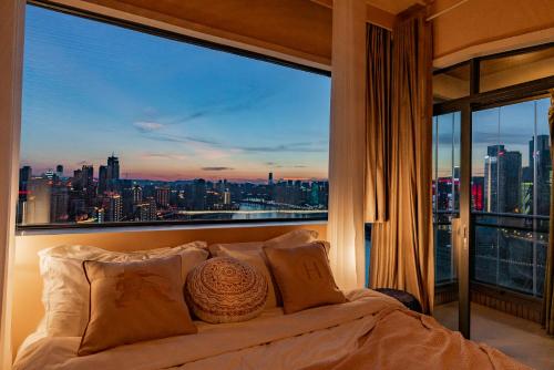 um quarto com uma grande janela com vista para a cidade em King'sLandind BnB em Chongqing