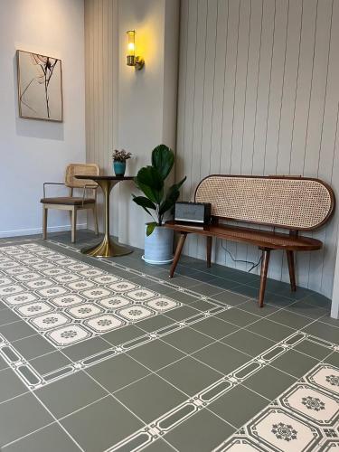 a room with a bench and a table and chairs at 夏蕾民宿 Sunny Rest in Taitung City