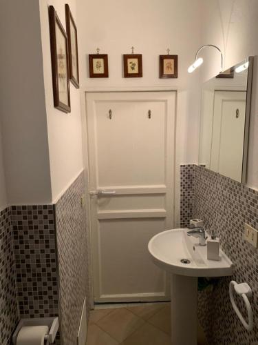 bagno con lavandino bianco e specchio di La Giara a Palermo
