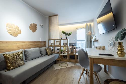 sala de estar con sofá y mesa en WiguryTower Apartaments 66', en Łódź