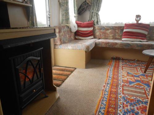 Χώρος καθιστικού στο 'The Cabin'. A cosy private & secure holiday home.