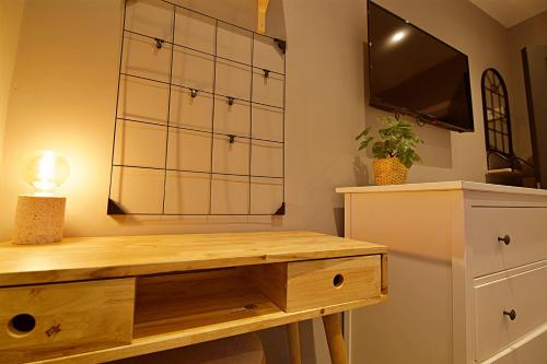 a dressing room with a bench and a tv at 'Bellerose' at stayBOOM in Scotforth