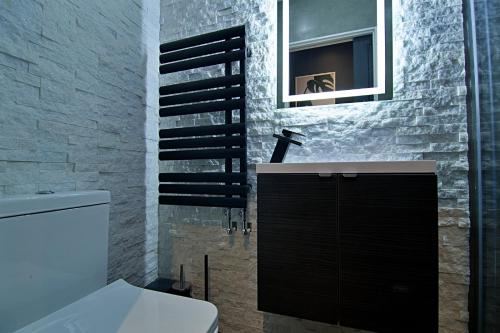 Scotforth的住宿－'Bellerose' at stayBOOM，一间带卫生间和水槽的浴室