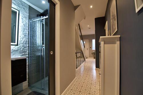 a hallway with a glass door and a tile floor at 'Bellerose' at stayBOOM in Scotforth